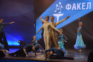Выступление участников во время церемонии награждения фестиваля «Факел» © Фото Елены Синеок, Юга.ру